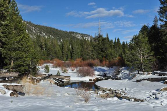A bela paisagem tomada pela neve na região do Lake Tahoe, na Califórnia, nos Estados Unidos